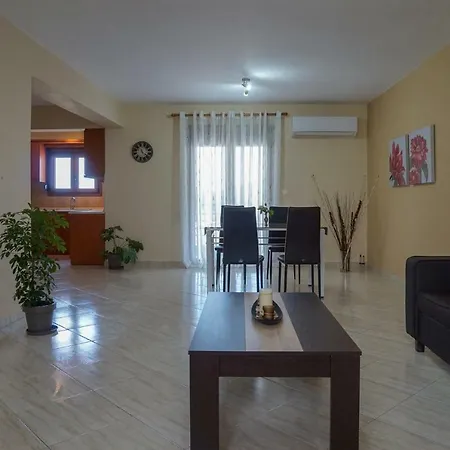 Efi's Apartment, Next To Kalamitsa Kavala