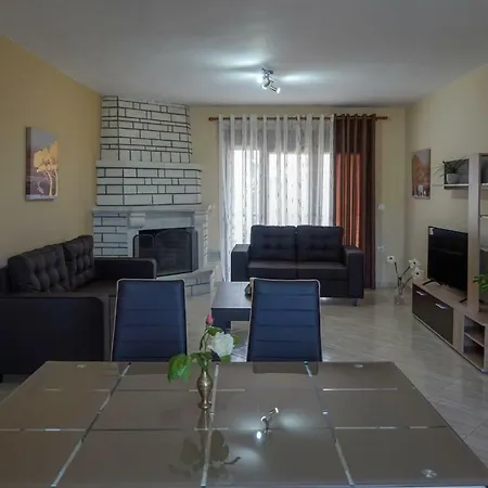 Efi's Apartment, Next To Kalamitsa Kavala